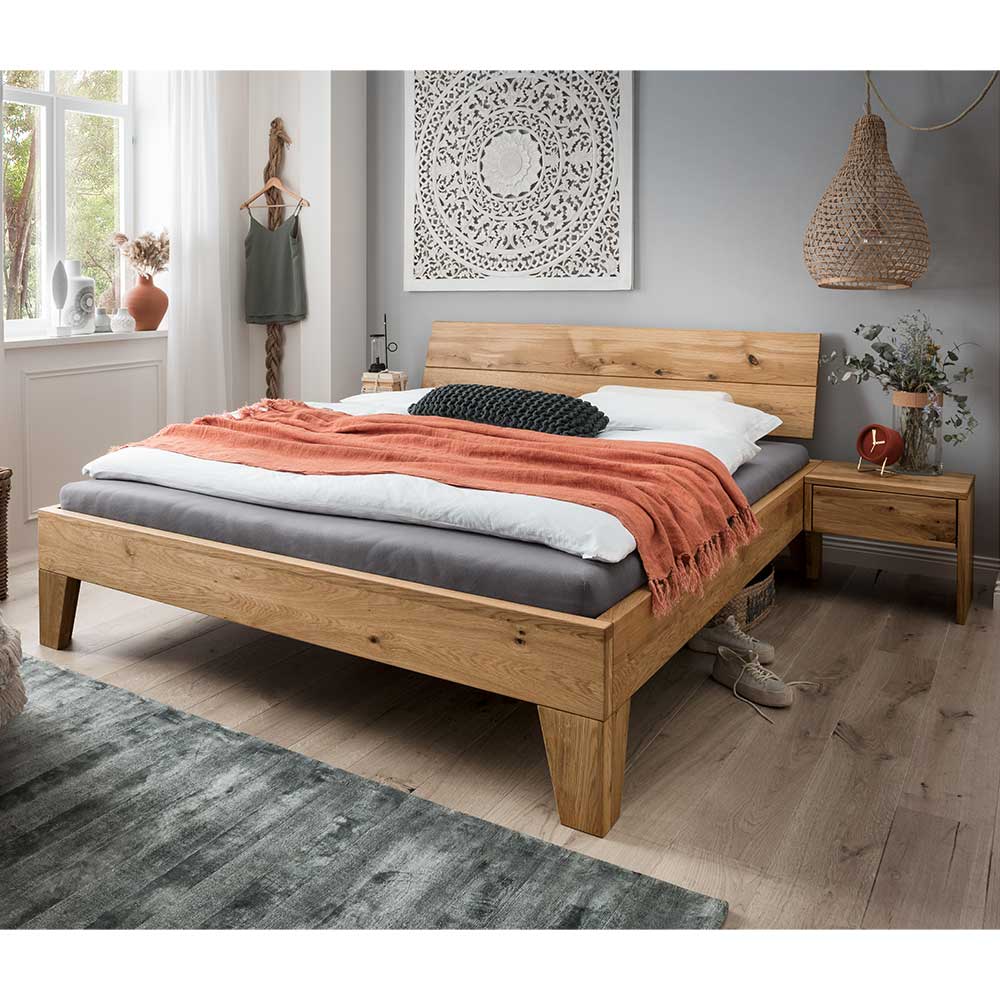 Rustikales Bett Set mit Nachttischen aus Wildeiche Massivholz Yunves