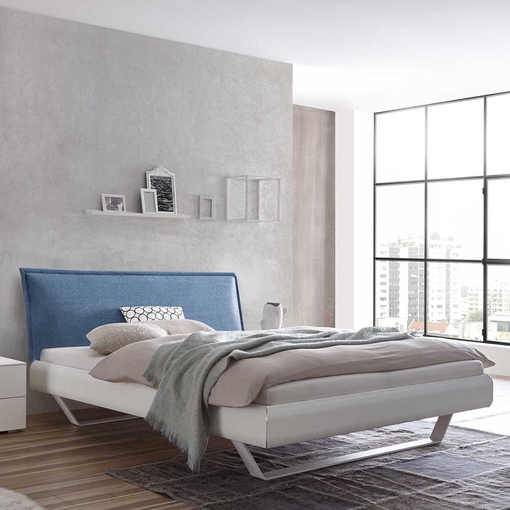 Weißes Designbett mit Polsterkopfteil in Blau & Kufengestell aus Metall Giralna