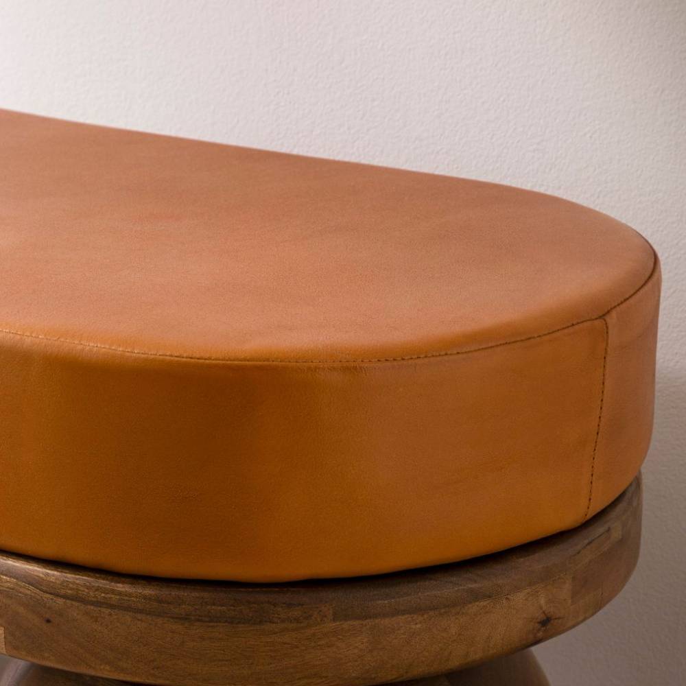Cognacbraune Lederbank Sitzfläche und Holzgestell Detail – Stevarda