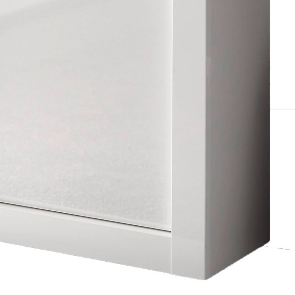 Glänzende weiße Oberfläche und sauber verarbeitete Kanten des Highboards – Memphys