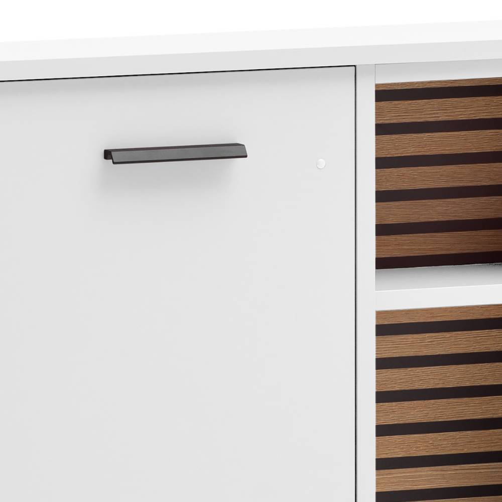 Weiße Schranktür mit schwarzem Griff und Holzoptik-Regalfächern im WC Schrank – Pravoria