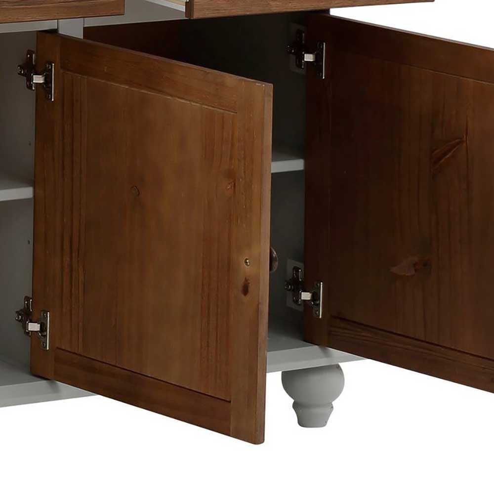 Geöffnete Schranktüren des Landhaus Sideboards zeigen den Innenraum mit Einlegeböden – Veproma