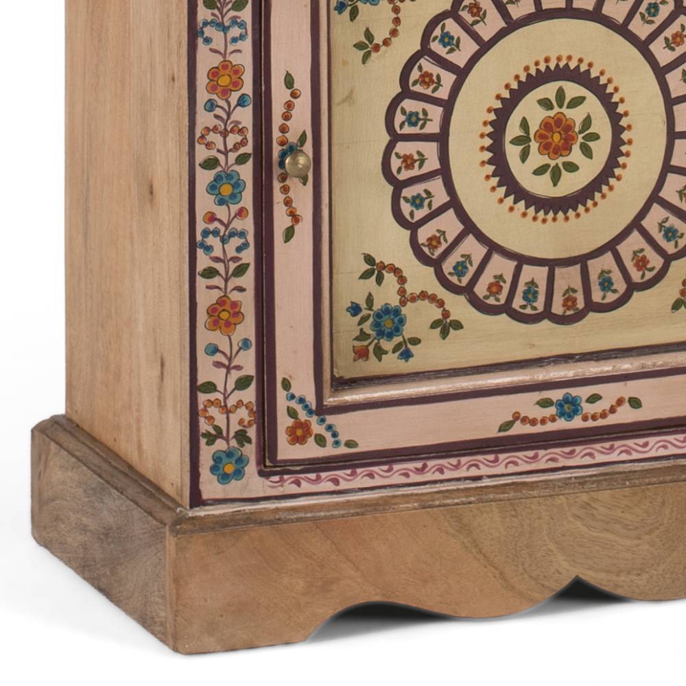 Detail der unteren Türfront des Boho Regals mit rundem Blumenornament und Holzsockel – Sorino