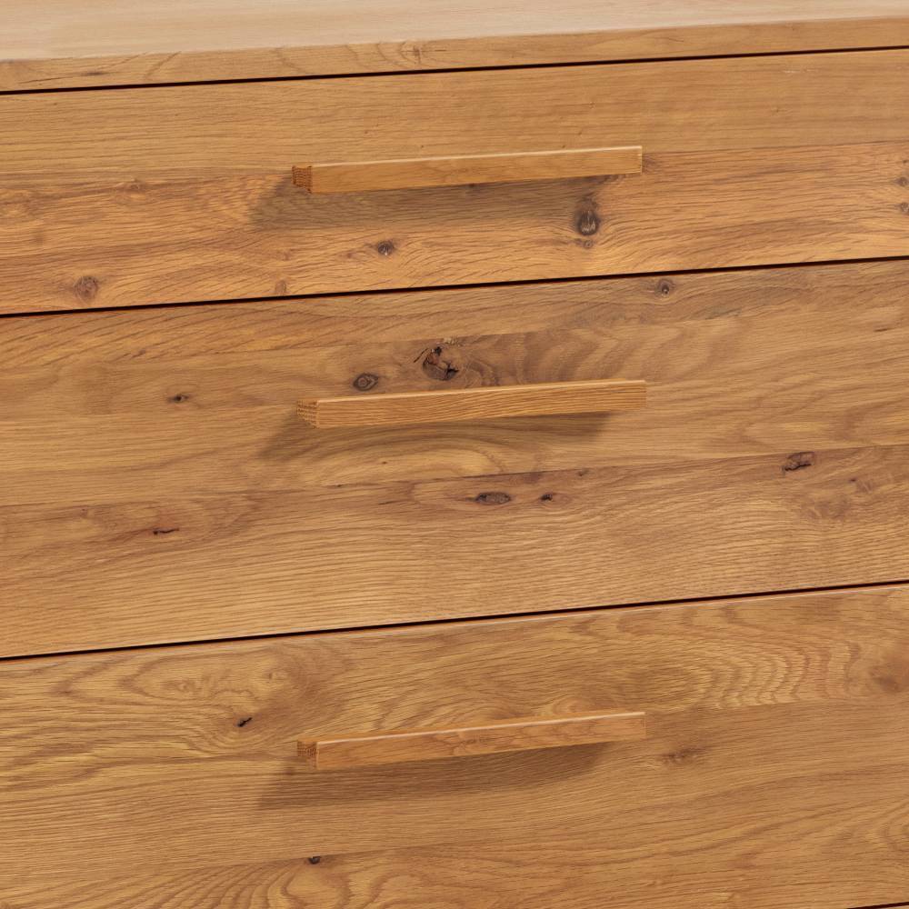 Frontansicht der Holzkommode mit drei strukturierten Schubladen und Holzgriffen – Nadescha
