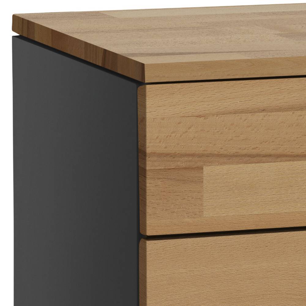 Oberer Eckbereich der teilmassiven Kernbuche Kommode mit stabiler Holzplatte und dunkler Seitenwand – Homlet