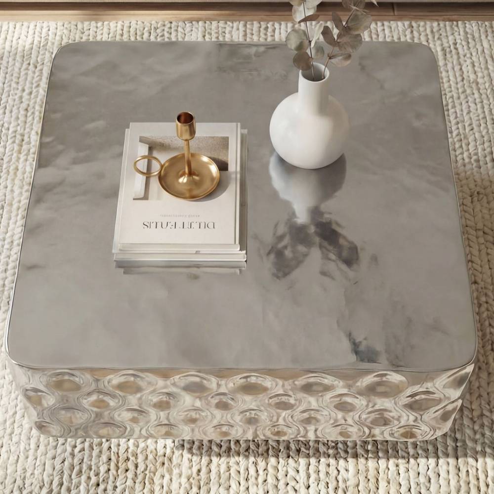 Quadratischer silberner Couchtisch mit glatter Tischplatte und gehämmerten Seiten – Ranica
