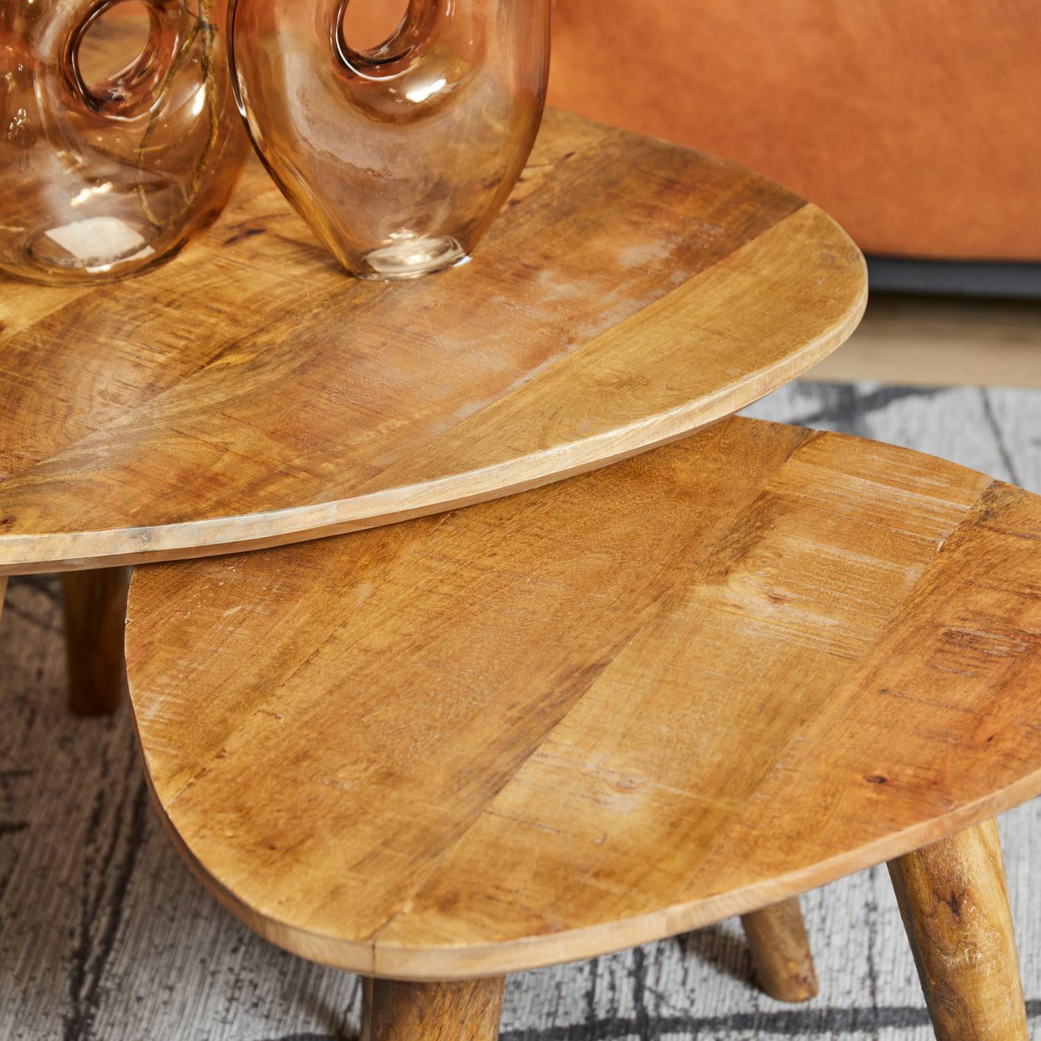 Dreieckige Mangoholz-Tischplatten mit natürlicher Maserung im Detail – Tenerife