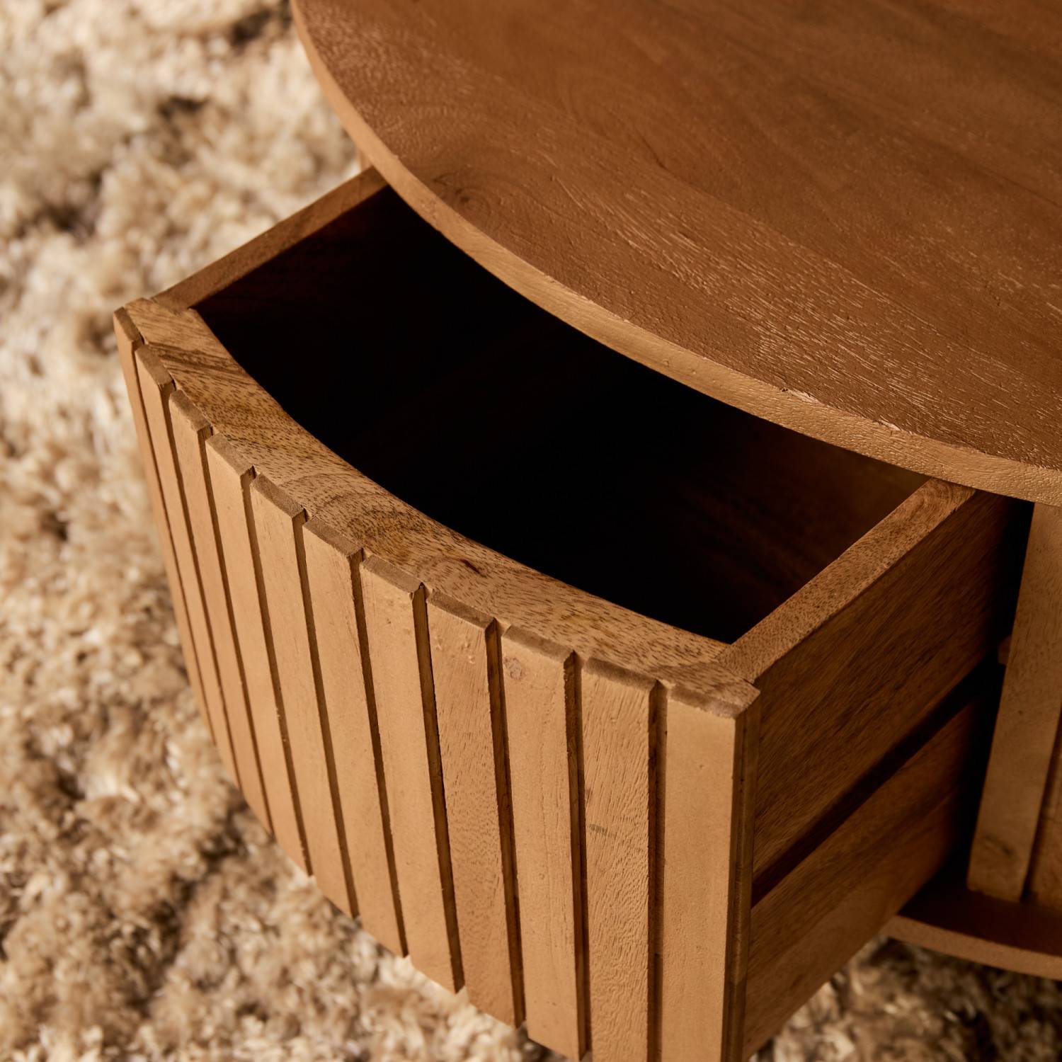 Runde Sofatisch mit ausziehbarer Schublade und geriffelter Holzfront – Kojas