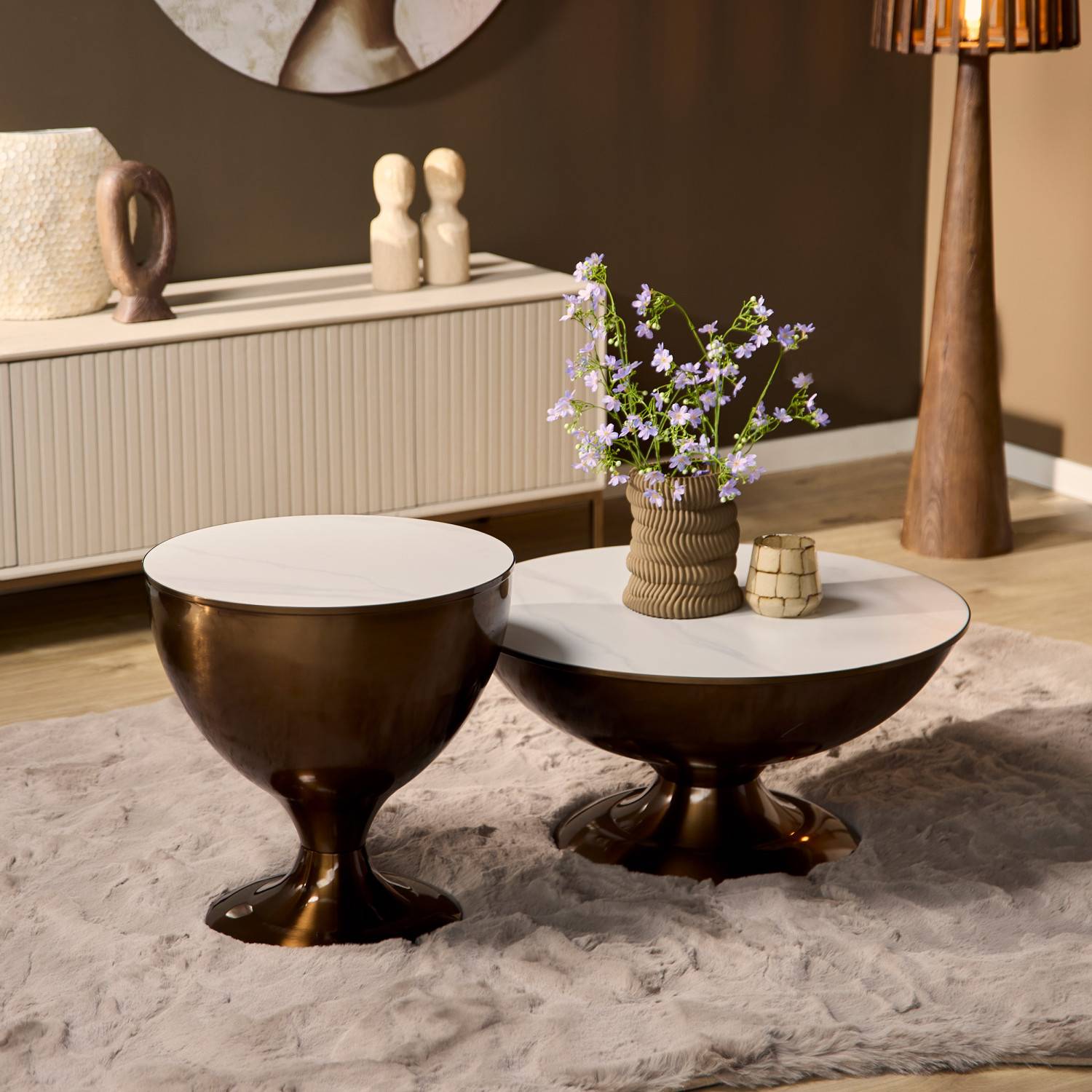 Zweiteiliges Beistelltisch Set mit Kelchfuß und weißer Marmorplatte in Bronze – Leyco