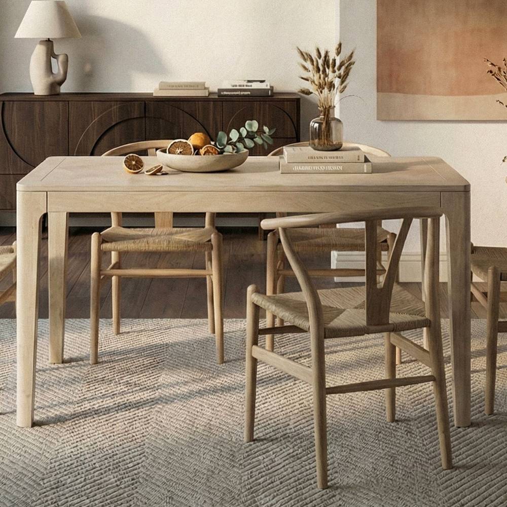 Heller Massivholz Esstisch in White Wash im modernen Esszimmer Ambiente – Enias
