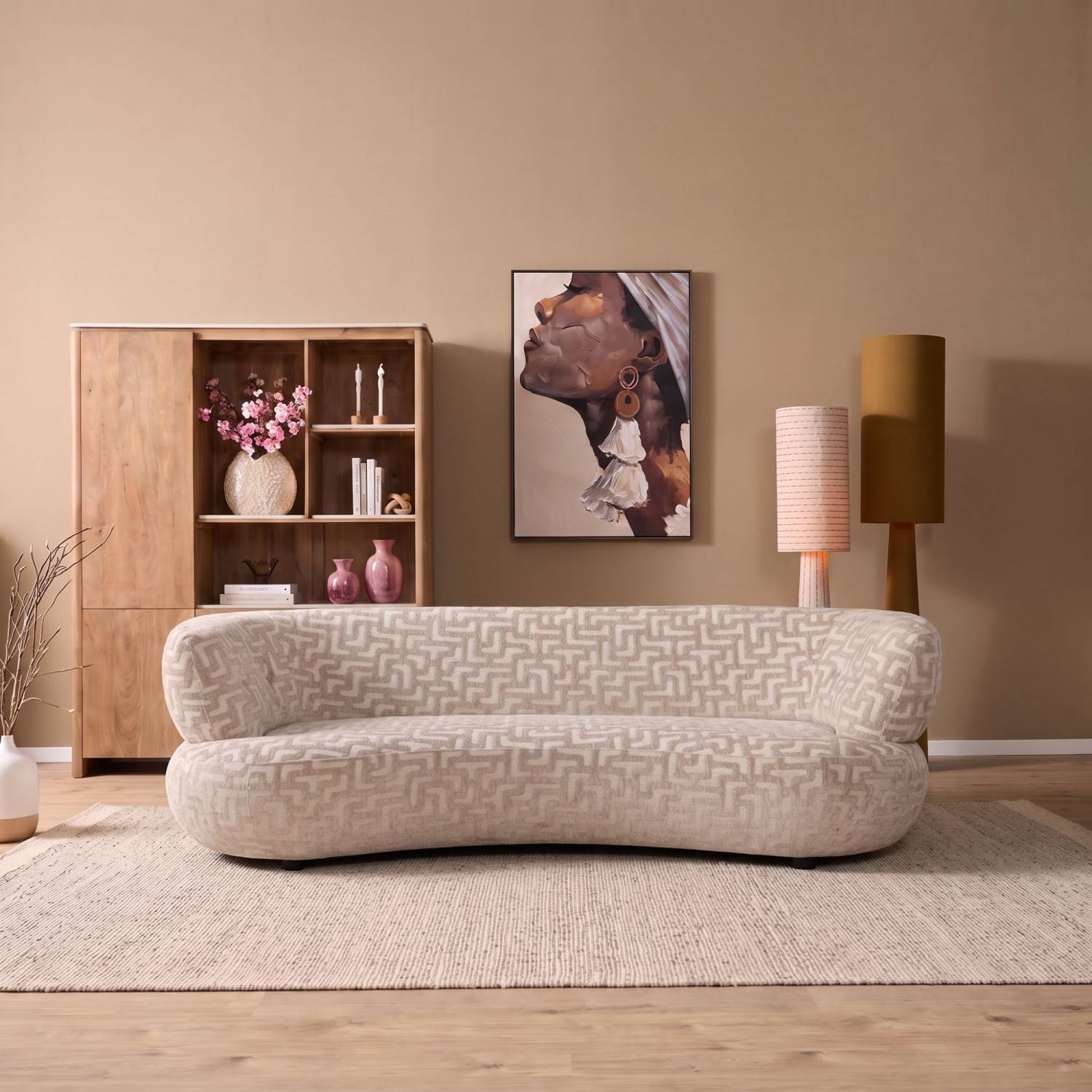 Helles Sofa mit geometrischem Muster und geschwungener Rückenlehne im modernen Wohnstil – Pedro