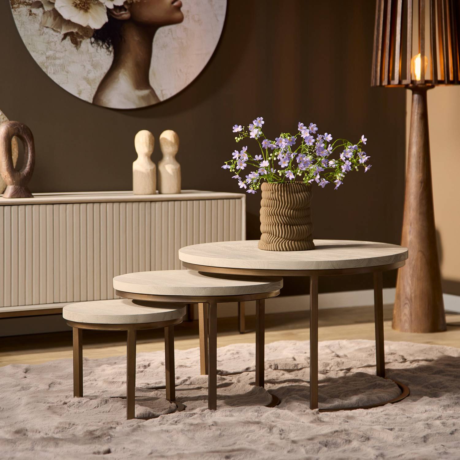 Dreiteiliger Beistelltisch mit hellen Platten und bronzefarbenen Gestellen im Wohnzimmer – Amby