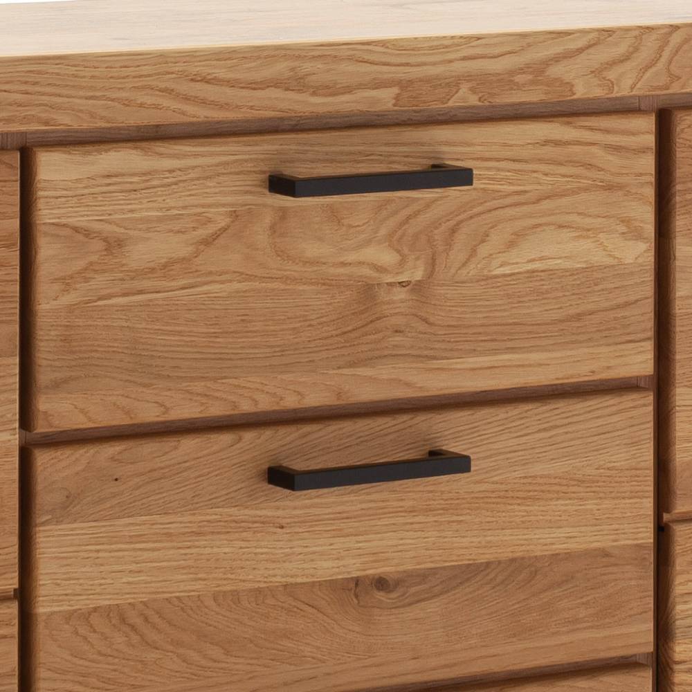Drei Schubladen des Industrial Sideboards aus Wildeiche teilmassiv mit schwarzen Metallgriffen – Scarlett