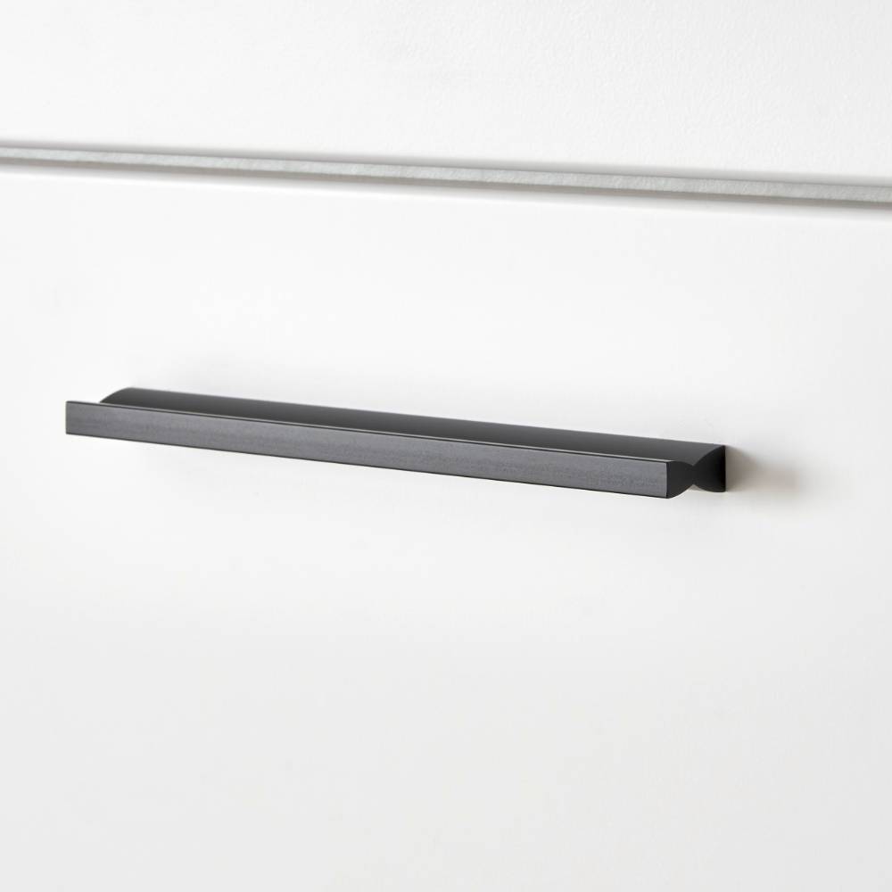 Moderner schwarzer Griff auf einer weißen Schranktür mit minimalistischem Design – Adejano