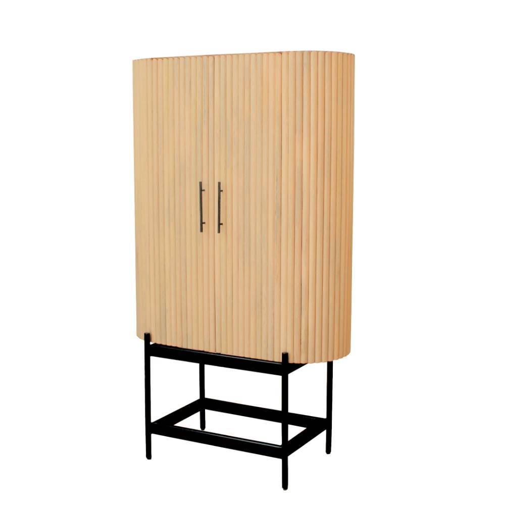 Hoher Mangoholz Schrank in Lamellenoptik mit schwarzem Untergestell freigestellt – Dorian