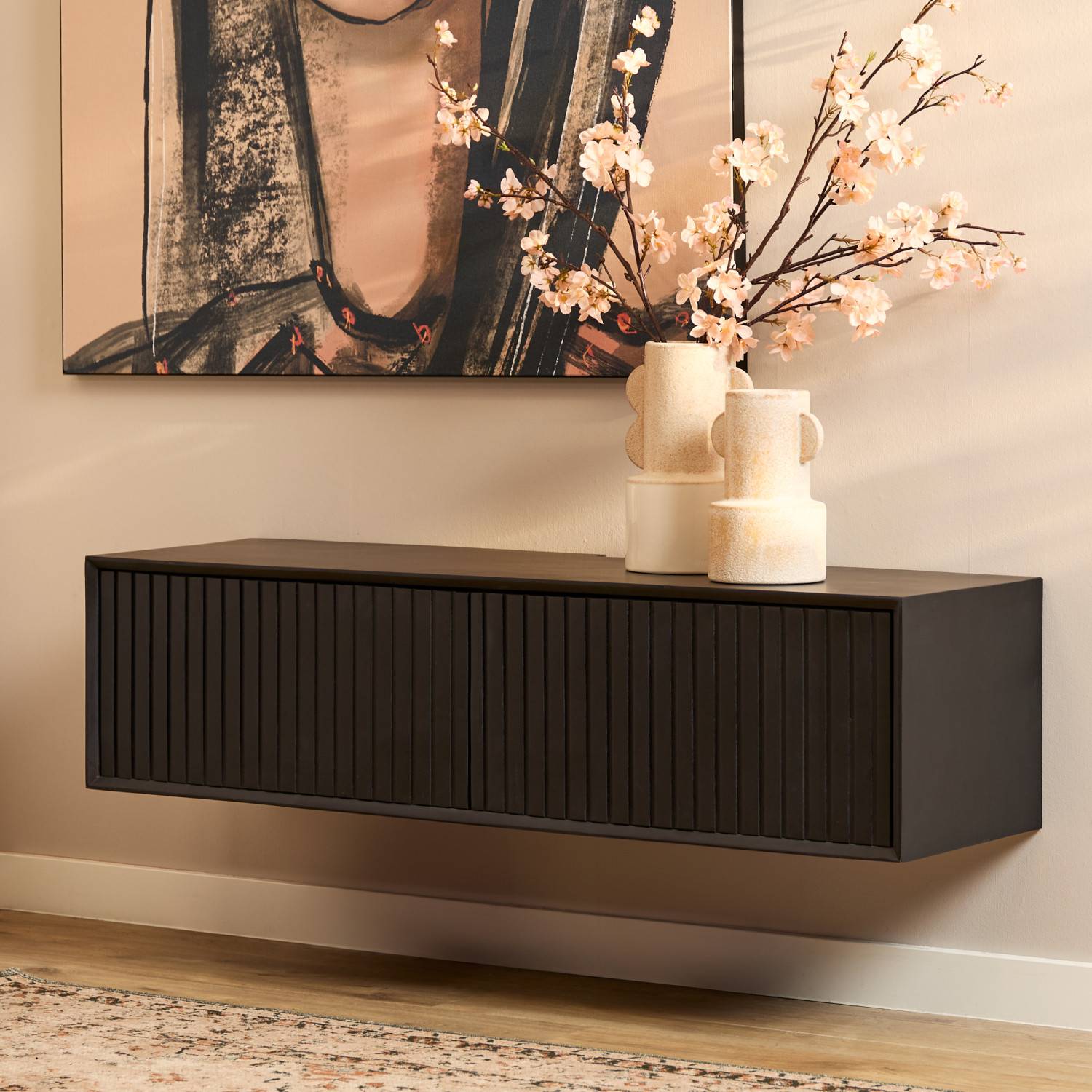Schwarzes Wandboard mit Rillenfront im Wohnzimmer, unter Kunstwerk dekoriert – Jusitc