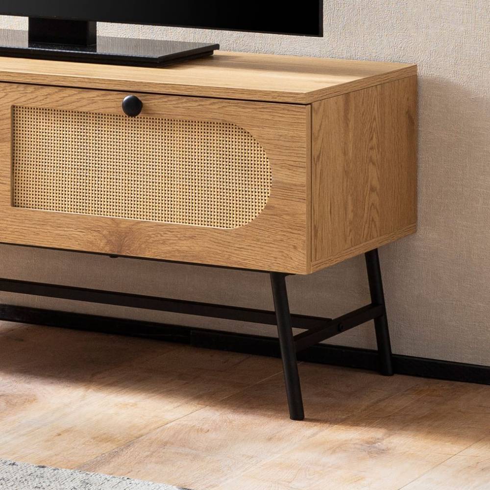 Skandi TV-Board aus Holz und Rattan mit schwarzem Knauf und Metallfüßen – Kaivason