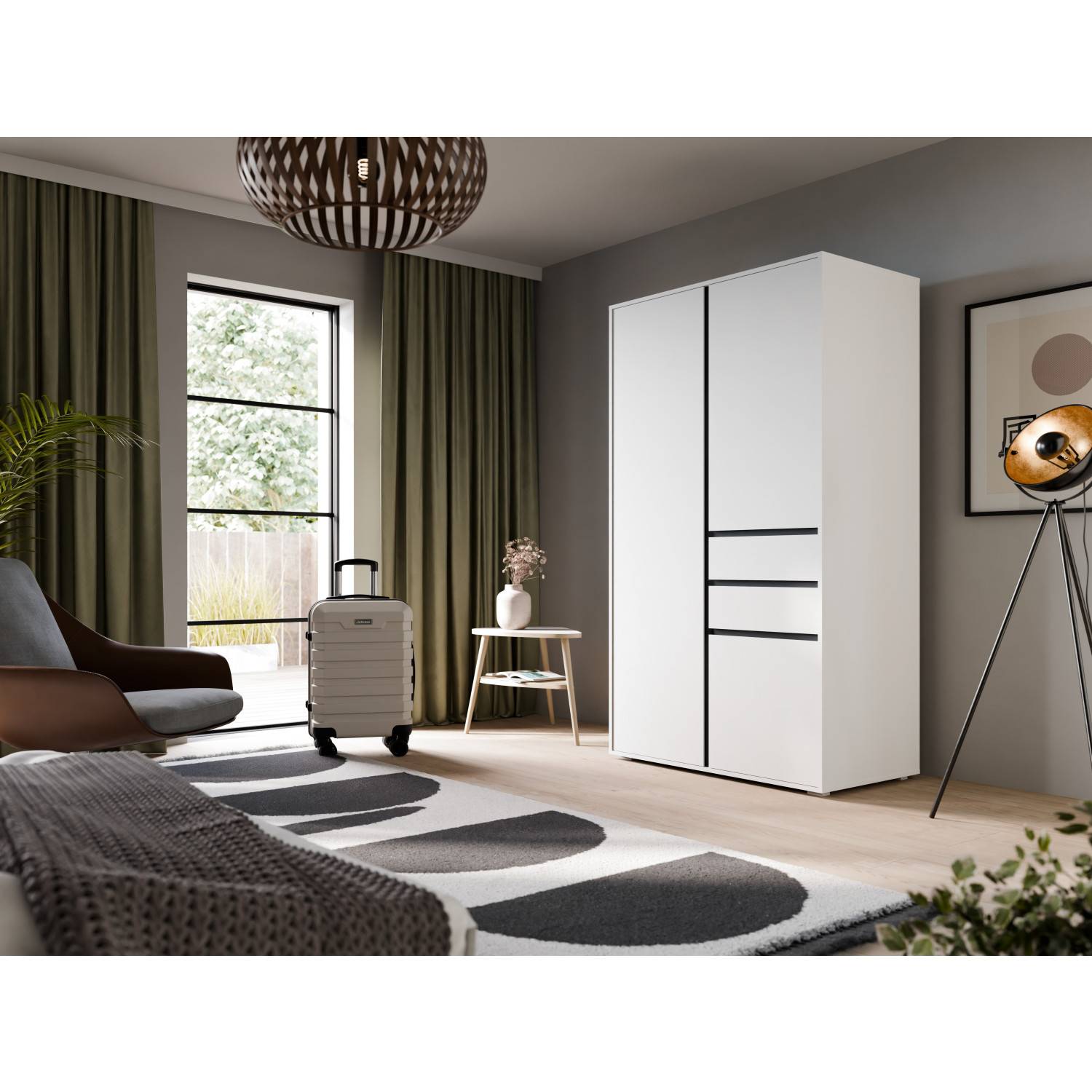 Weißer Hochschrank mit zwei Türen und schwarzen Griffen im Schlafzimmer – Sinop