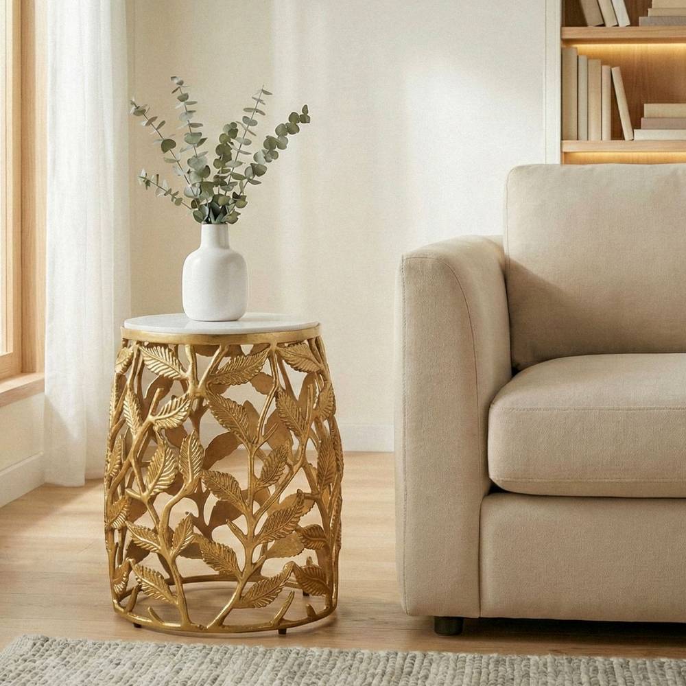Goldener Beistelltisch mit Marmorplatte als stilvoller Akzent im Wohnzimmer neben Sofa – Diaria