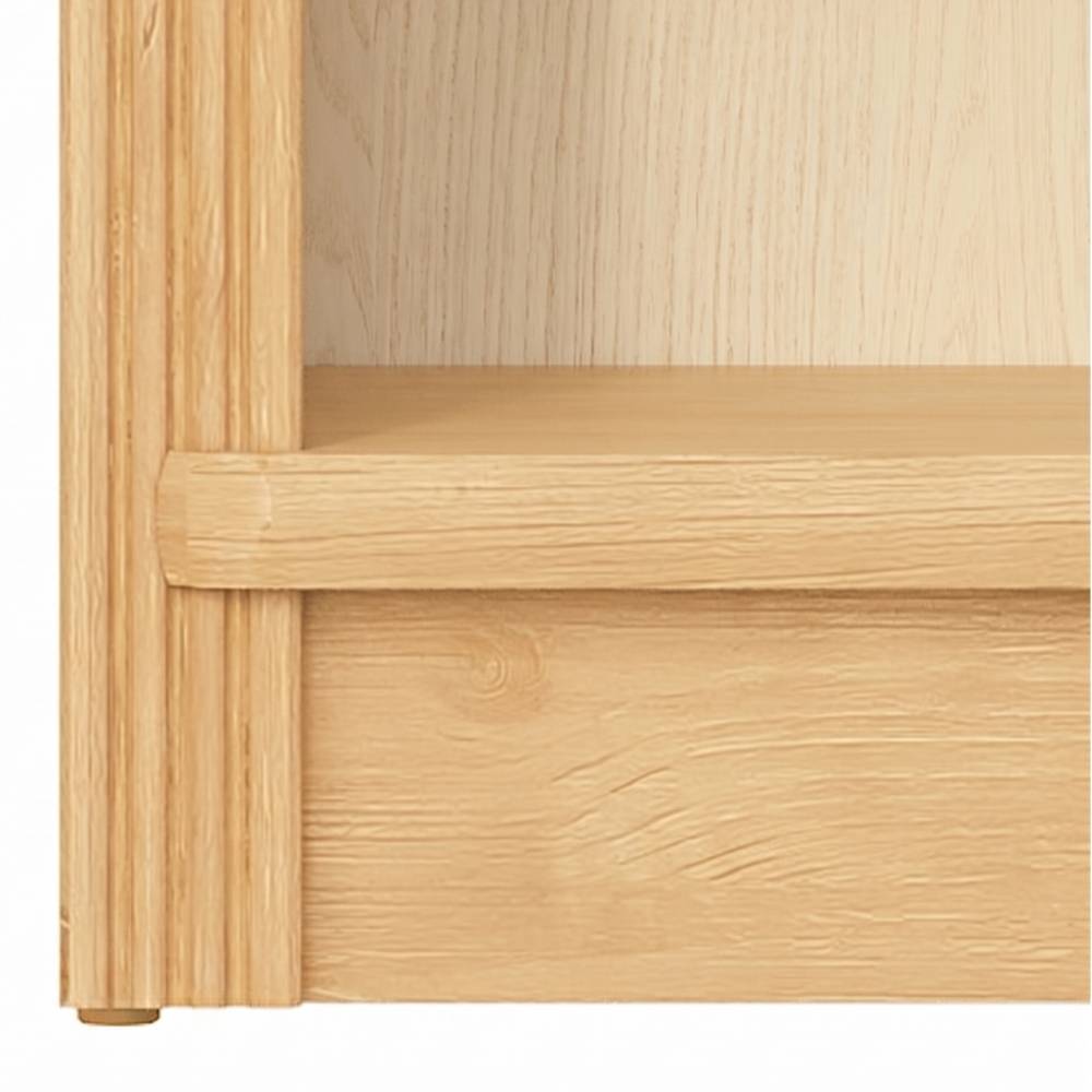Detail der Holzmaserung und des Sockels vom Kiefernholz Regal – Snog