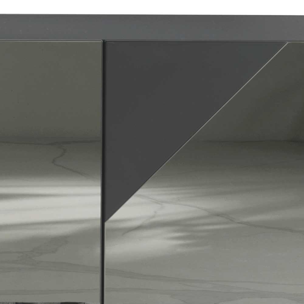 Moderne Spiegeltüren und graue Paneele des Sideboards in Detailansicht – Razepta