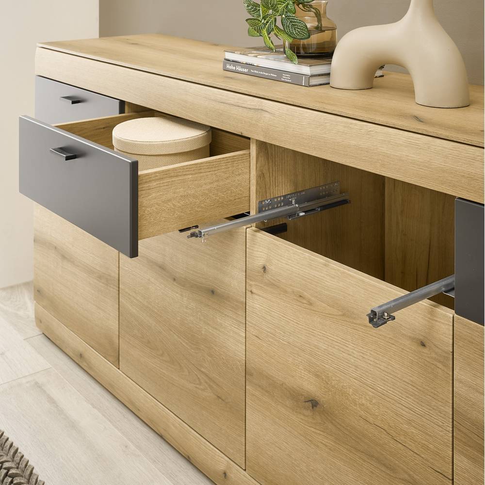 Geöffneter Schubkasten des Eiche Sideboards mit Inneneinteilung und Metallauszügen – Addara