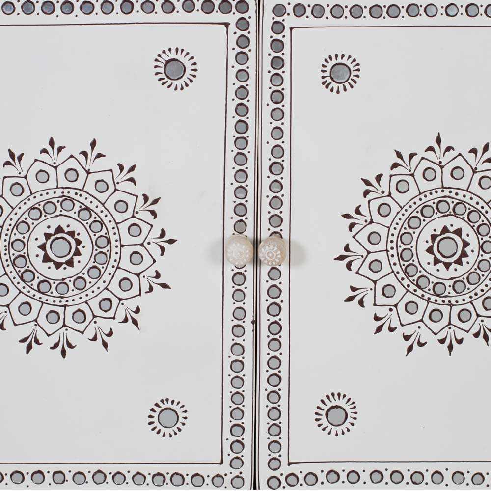 Zwei Schranktüren des Highboards mit weißer Oberfläche und orientalischen Mandala-Mustern – Magie