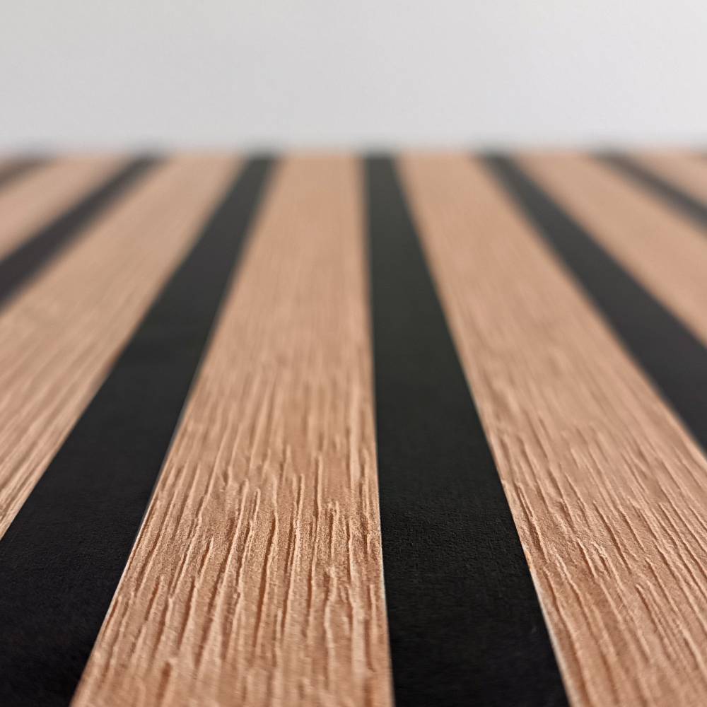 Holzlamellen der Wandgarderobe mit dunklen Streifen und strukturierter Oberfläche – Sianner