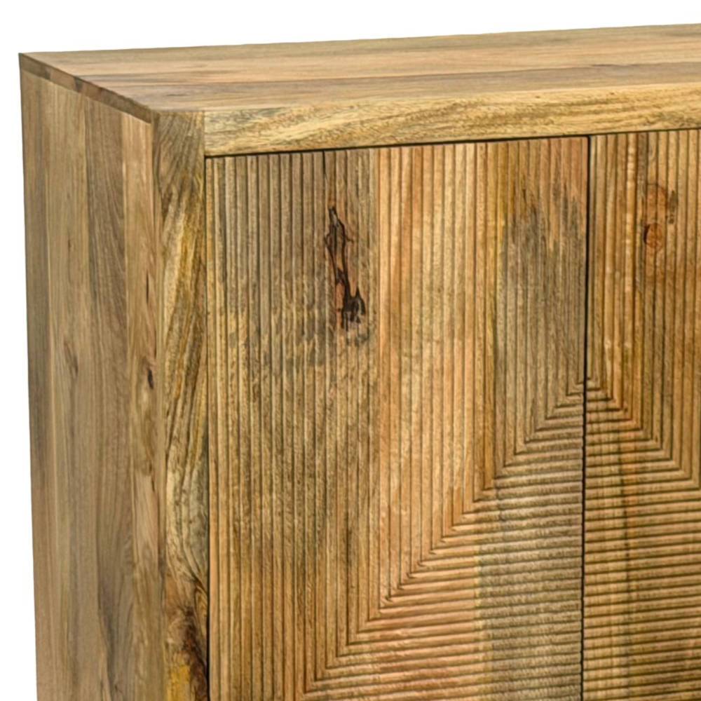 Detail der gerillten Fronttüren aus Mangoholz der Design-Anrichte – Beato
