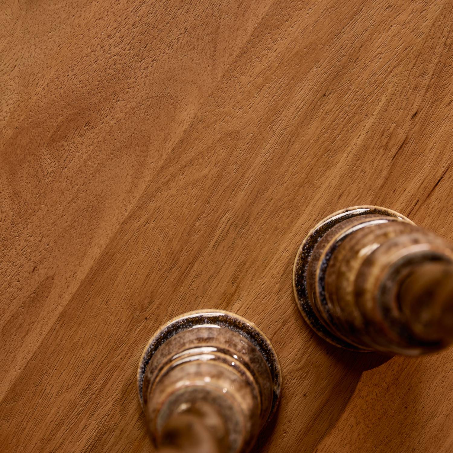 Glatte Holzmaserung der runden Tischplatte des Sofatisches von oben – Kojas