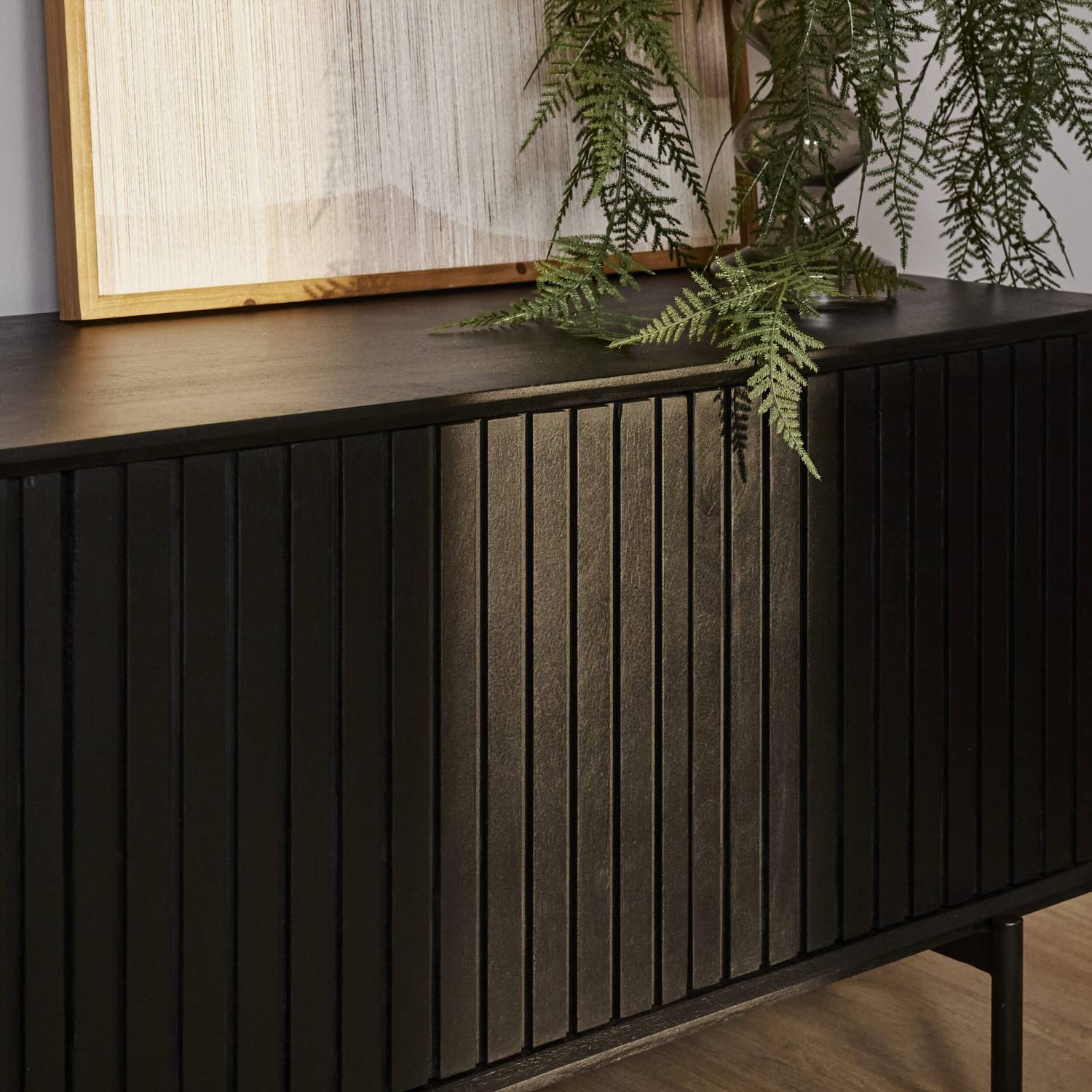 Detailansicht der schwarzen Lamellenfront des Lowboards – Jusitc