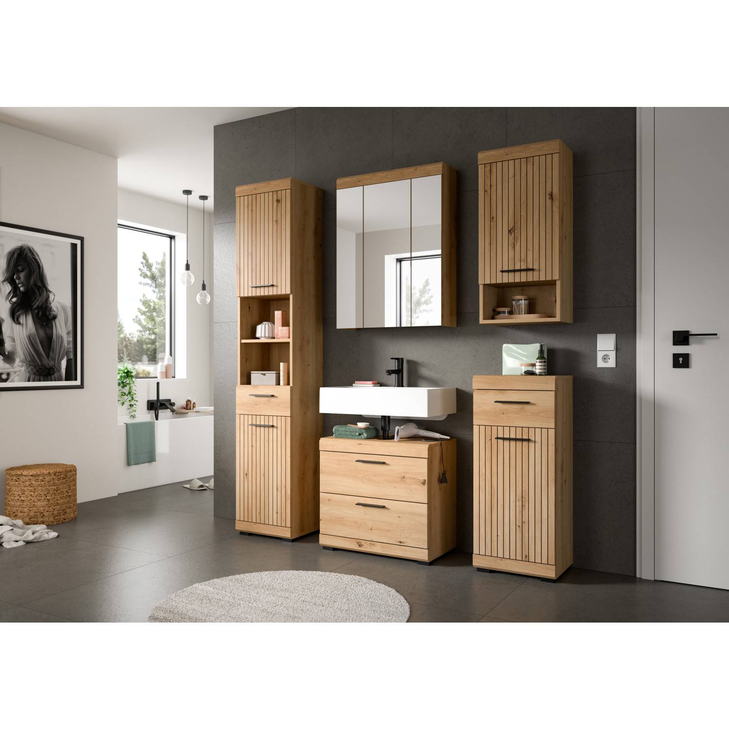 Modernes Badezimmer mit Waschtischunterbau Spiegelschrank und Hochschränken in Artisan Optik – Lasewood