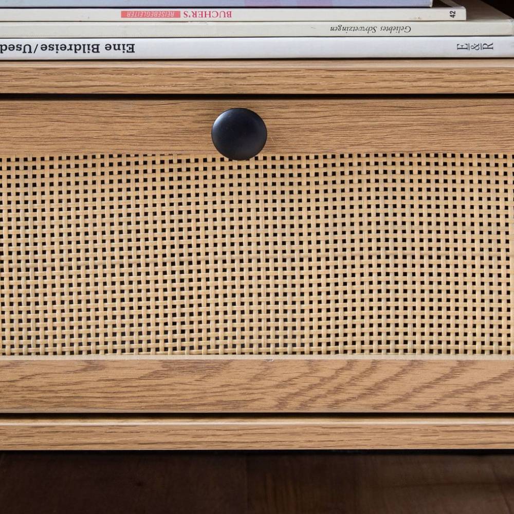 Rattan-Schublade der TV-Kommode mit schwarzem Knopfgriff in Holzoptik – Balanza