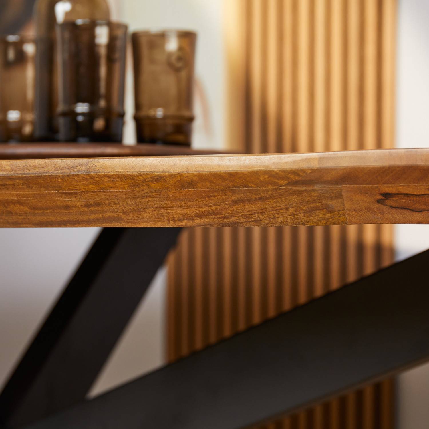 Robuste Tischkante des Holztisches mit schwarzem Sternfuß aus Metall – Systrem