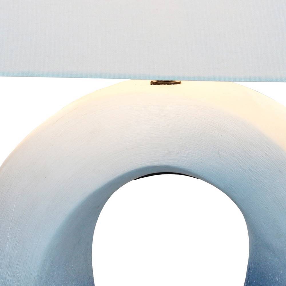 Detail der Tischlampe mit cremefarbenem Schirm und glattem, weißem Lampenfuß – Lidello