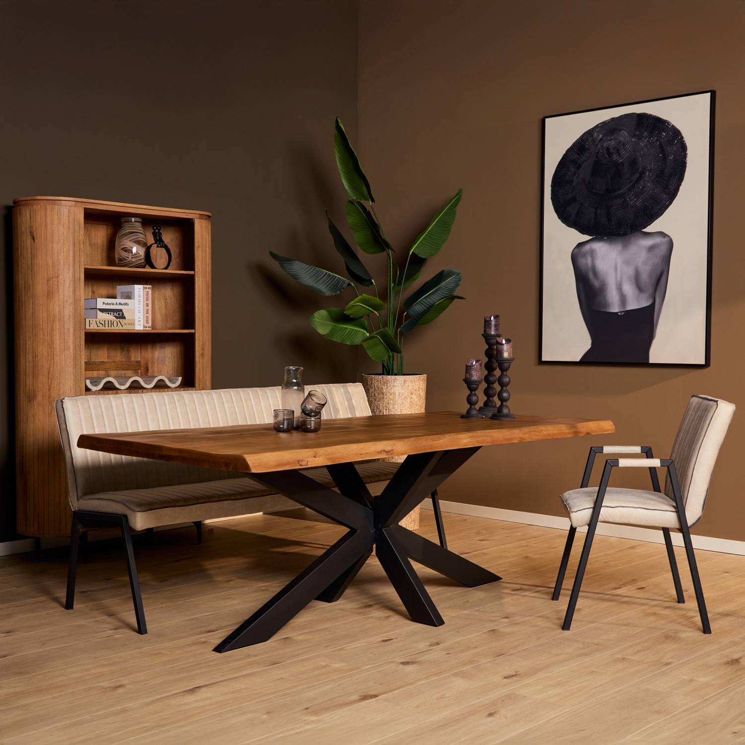 Industrietisch aus Mangoholz mit schwarzem Metallgestell in modernem Wohnzimmer – Juanda