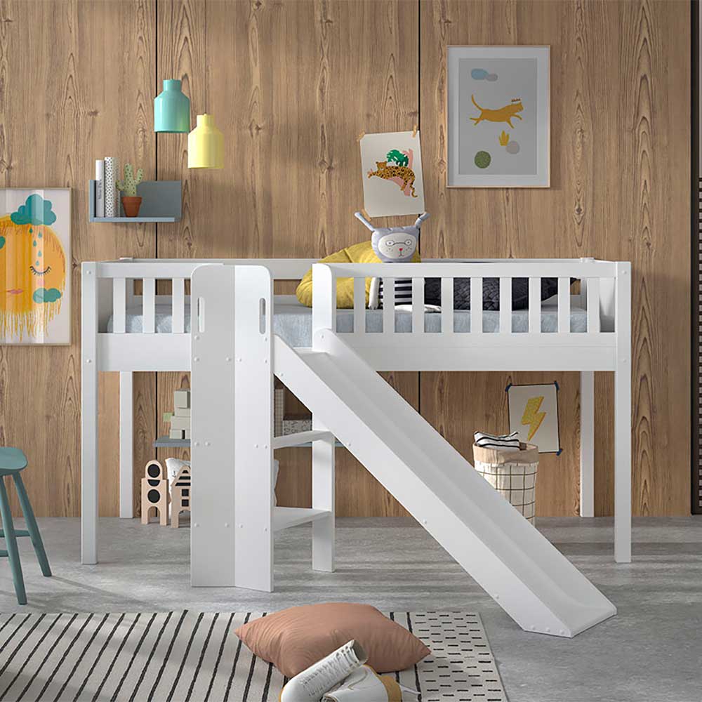 Weißes Kinderhochbett mit schräger Rutsche und Leiter im Kinderschlafzimmer – Ranuves