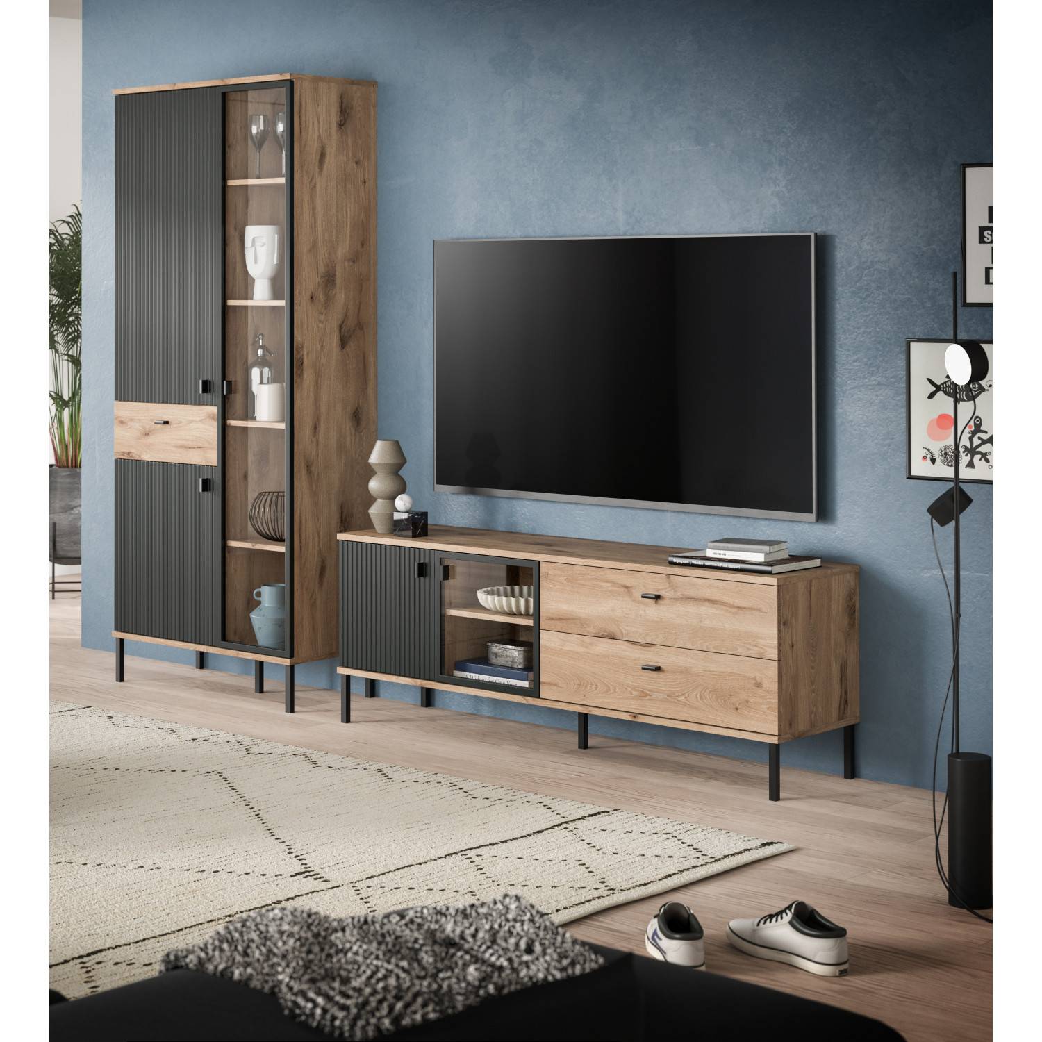 Elegante zweiteilige Anbauwand mit Glaseinsätzen in Eichenholzoptik im Wohnzimmer – Rasmus