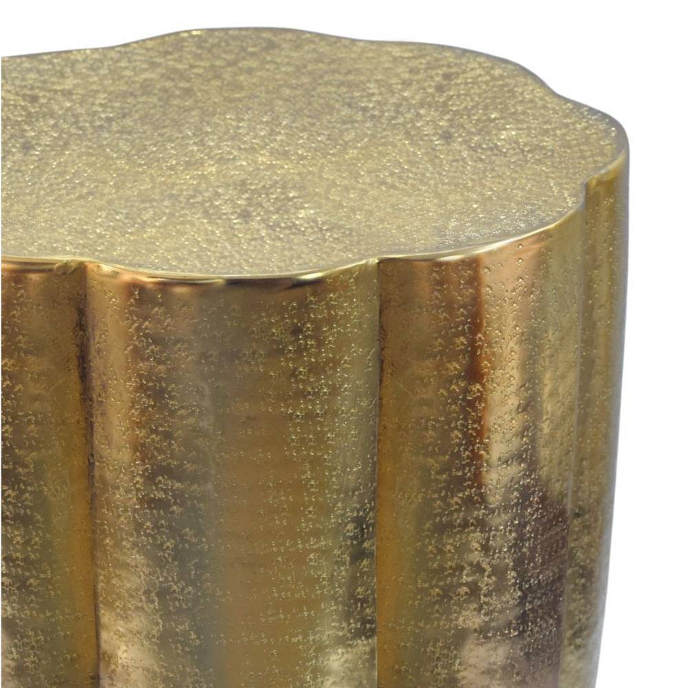 Goldene Tischplatte und gerillte Seitenstruktur vom Beistelltisch – Maxi