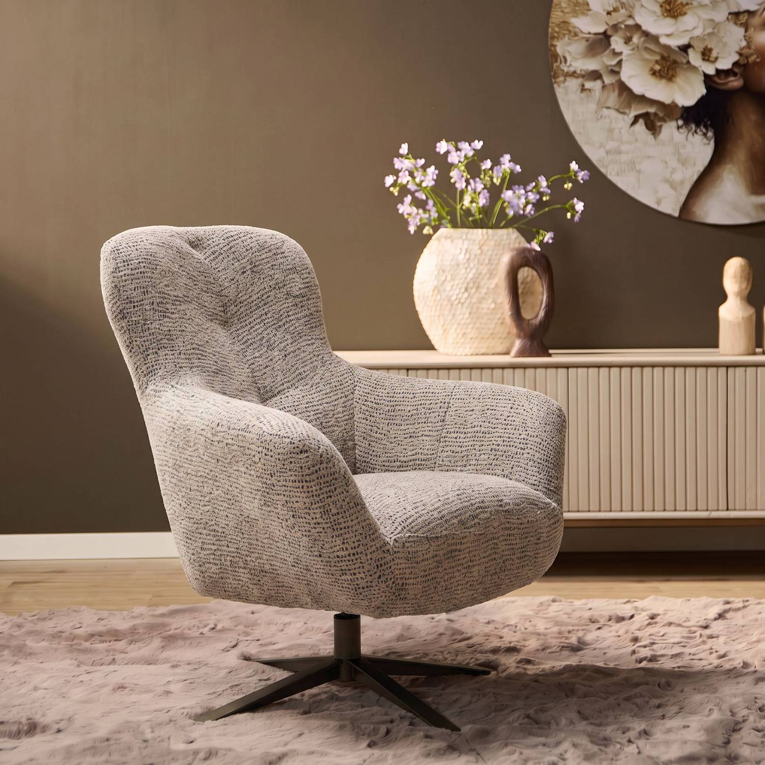 Strukturierter Cocktailsessel mit hellem Stoffbezug und schwarzem Sternfuß im modernen Wohnzimmer – More