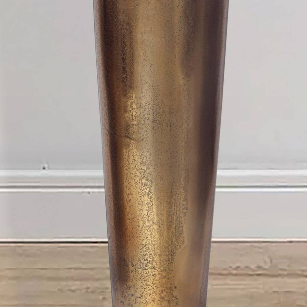 Standfuß der goldenen Aluminium Bodenvase mit matter Struktur und breiter Basis – Cacillo