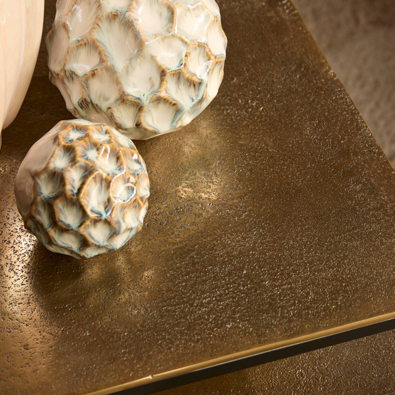Strukturierte Tischplatte des Metall Couchtisches in edler Bronze-Optik – Maragas