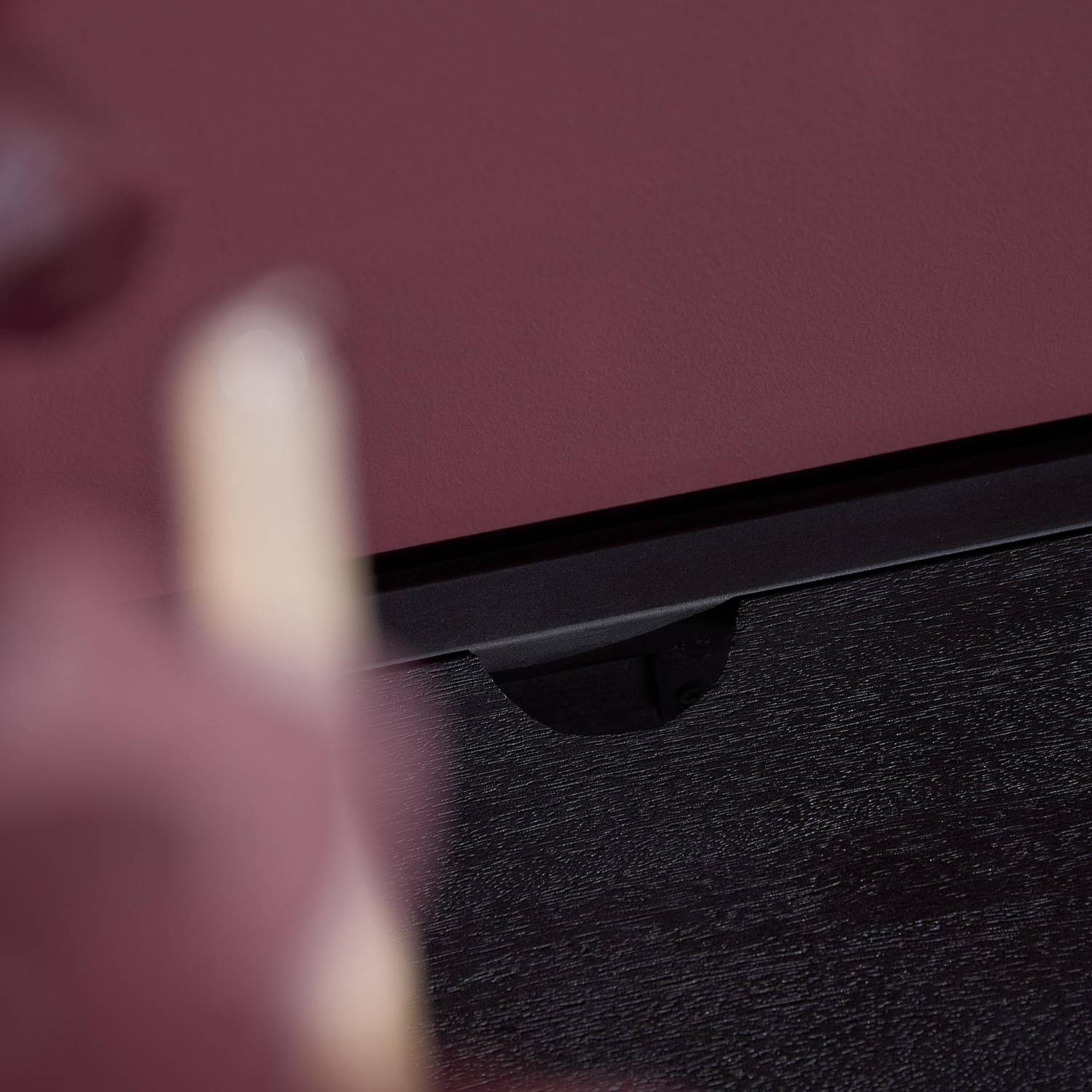 Unterseite des schwebenden TV Boards mit Kabeldurchführung für unauffällige Verkabelung – Lida
