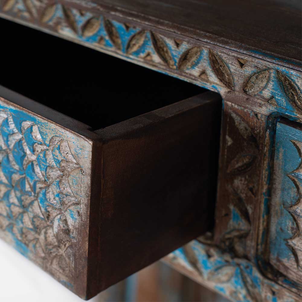 Ausgezogene Schublade des Shabby Chic Holzregals mit blauer Schnitzerei – Emrene