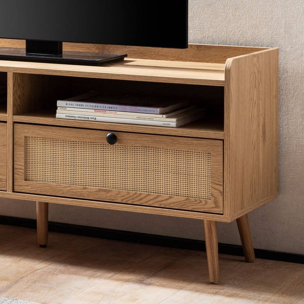 Skandi TV-Kommode aus Eiche mit offener Ablage und Rattan-Schublade für Wohnzimmer – Balanza