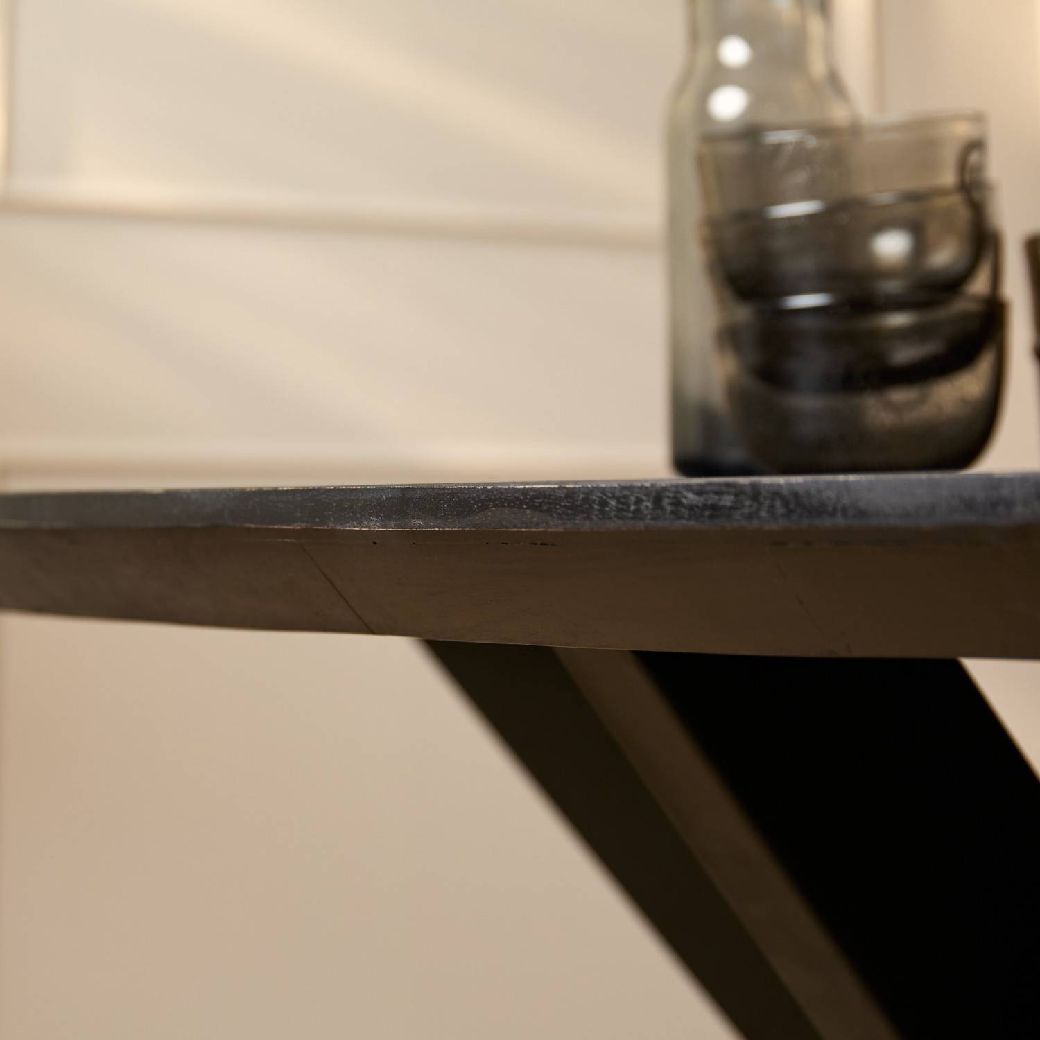 Detailansicht der schwarzen Tischkante und des robusten Mangoholz-Gestells – Krems