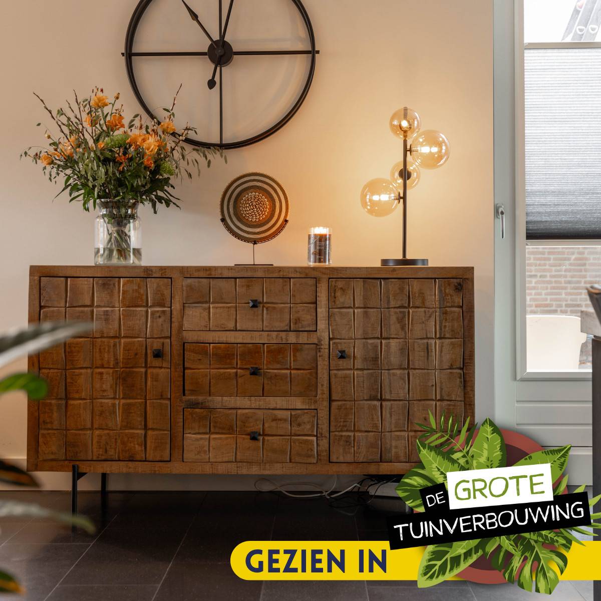 Geräumige Anrichte aus strukturiertem Mangoholz im Ethno-Design mit drei Schubladen im Wohnzimmer – Laudion