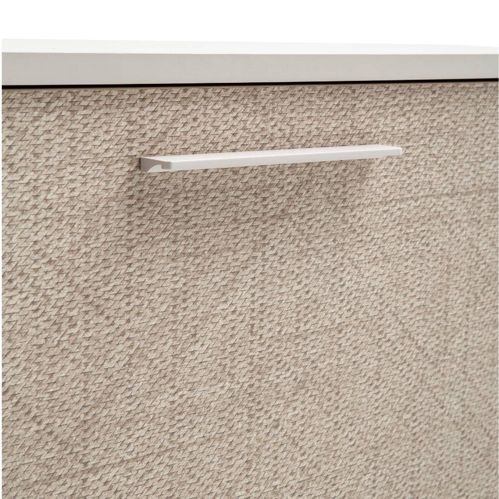 Beige Schuhschrank-Klappe mit schlichtem weißen Griff und feiner Textur für den Flur – Litinka
