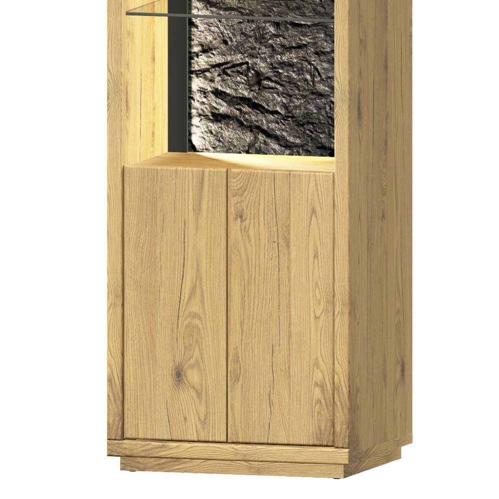 Detailansicht der unteren Schranktüren und beleuchteten Glasablage der hohen Wohnzimmer Vitrine – Friburgo