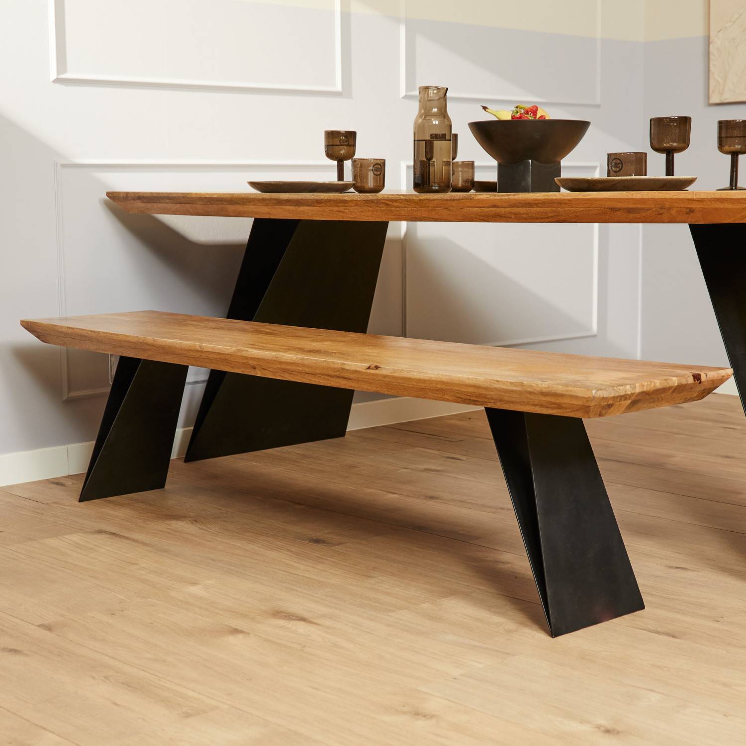 Esszimmertisch aus Massivholz mit dunklem Metallgestell und passende Holzbank im Industrial Look – York